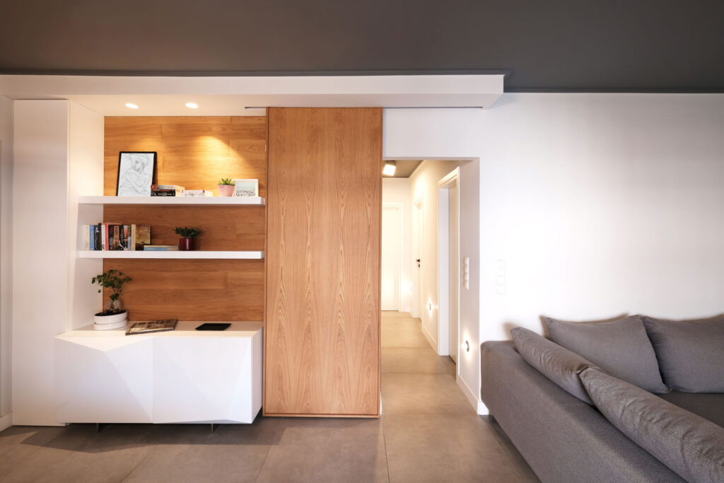 Έπιπλο βιβλιοθήκη-πόρτα