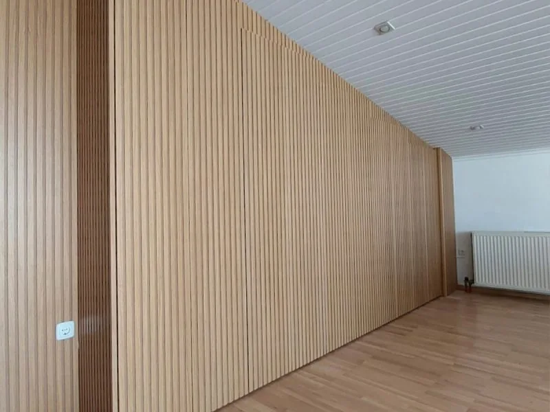 Ντουλάπα με ξύλινα πηχάκια