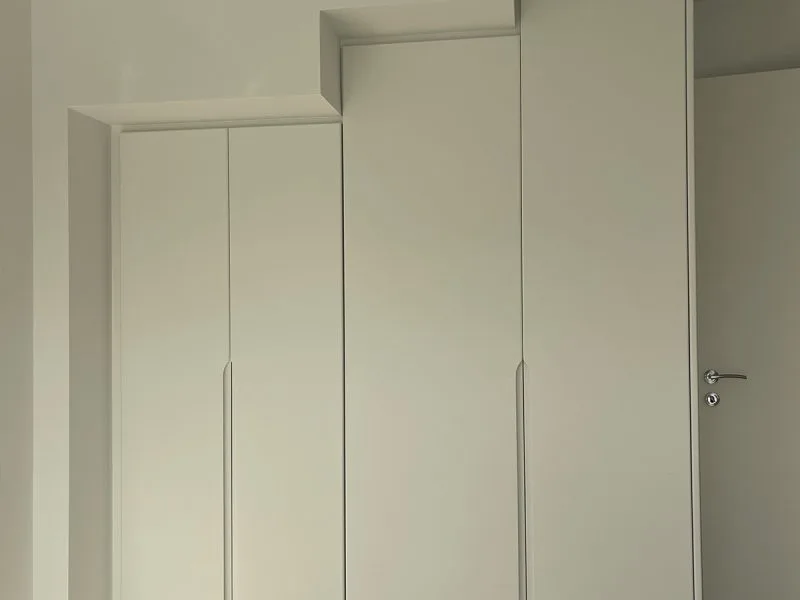 Λευκή ντουλάπα λάκα