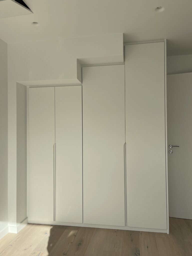 Λευκή ντουλάπα